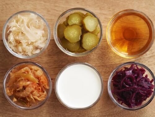 Sex skålar med fermenterad mat, bland annat kimchi, gurka och surkål